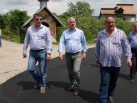 GALERIE FOTO Voinești: Conducerea CJD, vizită la lucrările primei asfaltări din istoria satului Lunca!