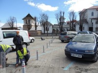 Primăria Târgoviște își delimitează jumătatea de parcare de lângă BRD. Intrare separată și locuri gratuite pentru târgovișteni