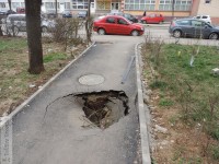 Târgoviște: Asfalt înghițit de pământ pe o alee din micro 6, modernizată prin PIDU A!