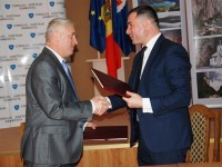 FOTO: S-a semnat protocolul de înfrățire între CJ Dâmbovița – Consiliul Raional Ialoveni (Republica Moldova)