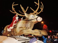 FOTO: Moș Crăciun a venit la Târgoviște pe un ren uriaș! Programul zilelor următoare