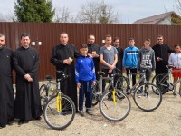Biciclete dăruite copiilor din cadrul Centrului Social Creștin al Arhiepiscopiei Târgoviștei