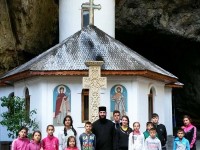 Tabără la Mănăstirea Peștera Ialomiței pentru copii nevoiași din Vulcana Băi!