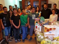 Clericii și tinerii de la Catedrala Mitropolitană din Târgoviște au oferit daruri Centrului Social Creștin