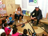 Actorul american ETHAN HAWKE le-a citit povești copiilor de la o grădiniță din comuna Cojasca (detalii)