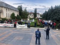 FOTO: Protest al salariaților DAS Târgoviște în fața Primăriei pentru neacordarea unor sporuri / declarații