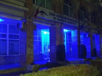 Sediul CJAS Dâmbovița, iluminat în albastru, culoarea conștientizării autismului