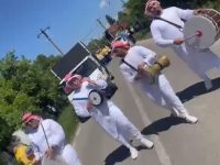 Așa ceva!!! PNL Dâmbovița, campanie cu „arabi” și tobe la Mănești / VIDEO