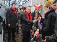 GALERIE FOTO: Echipa Traian Niculae – Vlad Oprea a oferit flori femeilor din Titu