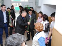 Flori și felicitări oferite de primarul și viceprimarul orașului Titu