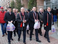 PSD-iștii au ieșit în stradă: Adrian Țuțuianu și Cristian Stan au oferit mărțișoare în Târgoviște (GALERIE FOTO)