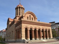 Bisericile parohiilor Moreni II și Dumbrava, deschise spre slujire