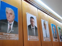 Dâmbovița: GALERIA PREFECȚILOR, pe holul instituției