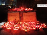 Tragedia din club Colectiv: Sute de târgovișteni au aprins lumânări în centrul municipiului!