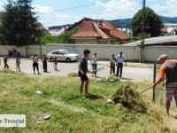 Continuă acțiunile comune la Pucioasa: Autorități și simpli locuitori ai orașului – curățenie în zona Stadionului!