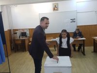 REFERENDUM: Primarul municipiului Târgoviște a mers la vot alături de soție și fiică. Declarații