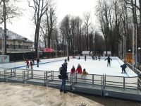 Bucurie pe gheață: Cel mai mare patinoar din județ s-a deschis la Pucioasa! (foto)