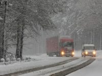 Un camion circula in conditii de iarna pe Drumul National 1A, in Pasul Bratocea, la limita dintre judetele Prahova si Brasov, marti, 6 decembrie 2011. In judetul Prahova, a nins abundent, drumarii iesind cu utilajele din noapte trecuta, cand temperaturile au coborat brusc de la 8 grade celsius la -1 grad. THEODOR PANA / MEDIAFAX FOTO