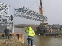 Se montează structura metalică a podului peste râul Argeș de la Corbii Mari – Ungureni