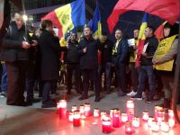 FOTO și declarații: Protest AUR cu lumânări aprinse în fața sediului PSD Dâmbovița!